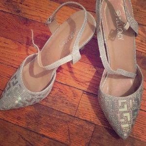 I’m selling clothes and shoes,I can reduce prices.